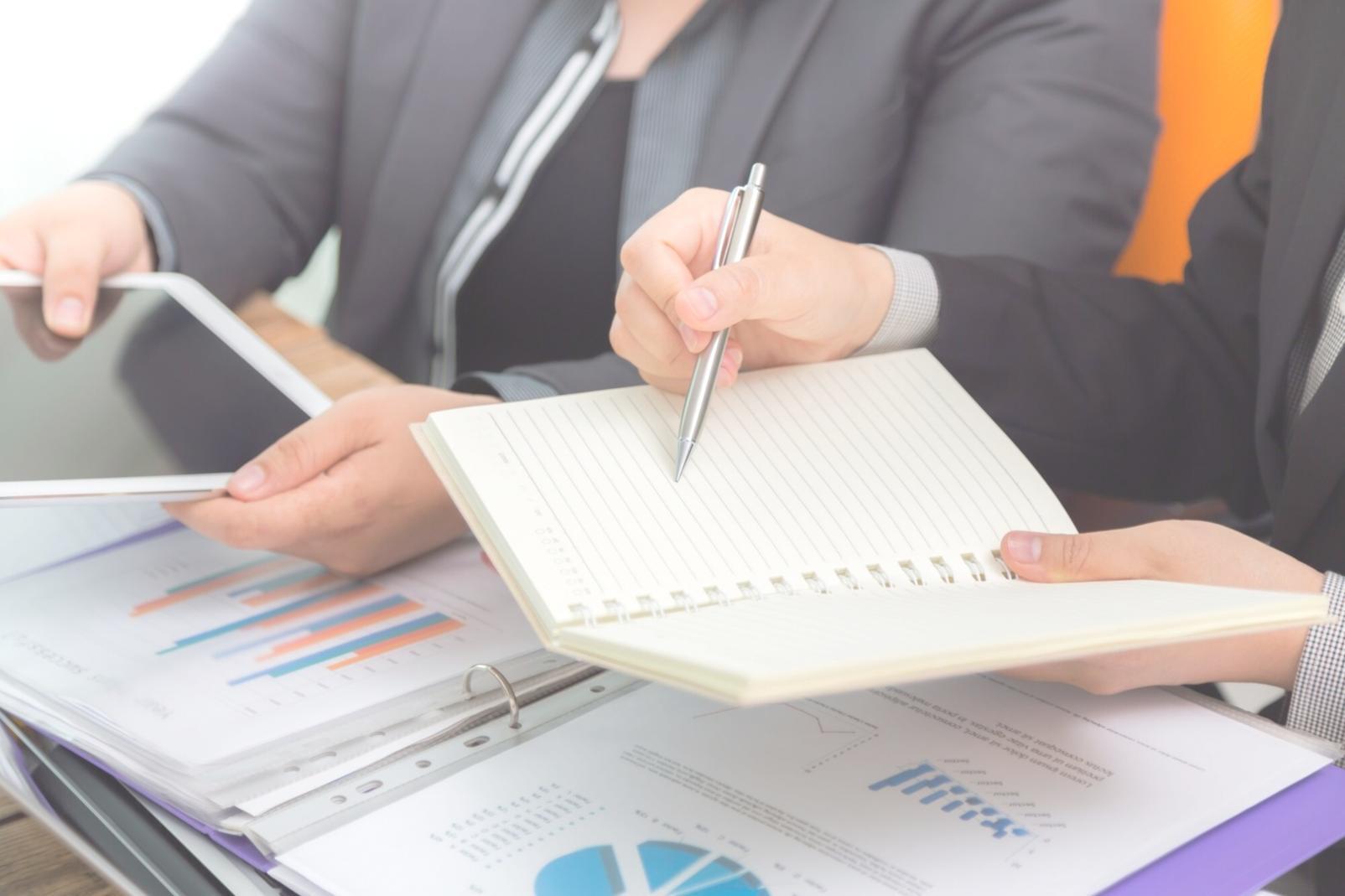 Modernes Arbeitsumfeld bei marozineva mit fortschrittlicher Technologie für Finanzanalyse